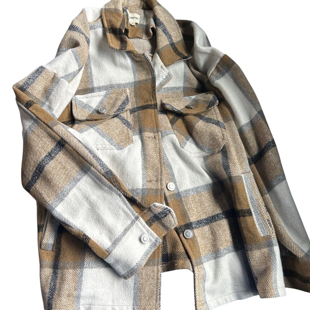 Women’s flannel jacket brand is Lala factory size large